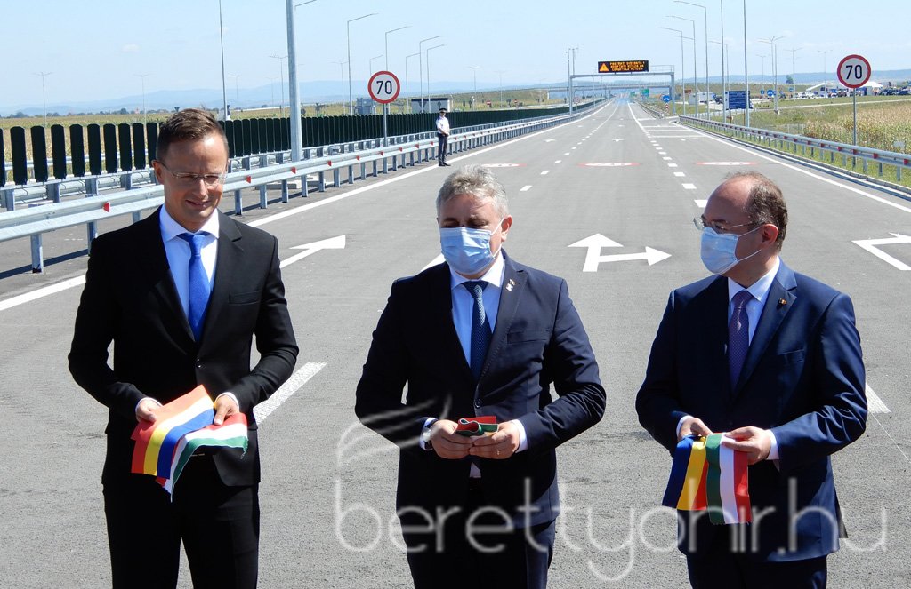 Átadták az M4-es autópálya Ártándig tartó szakaszát28